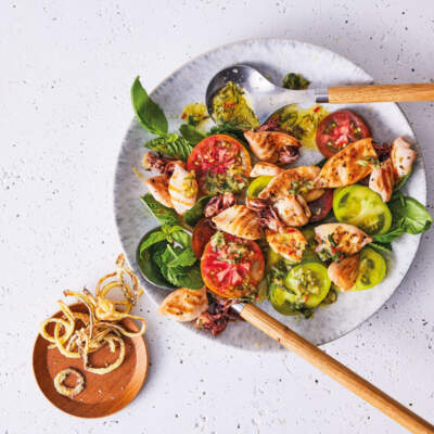 Grilled squid with crispy onions