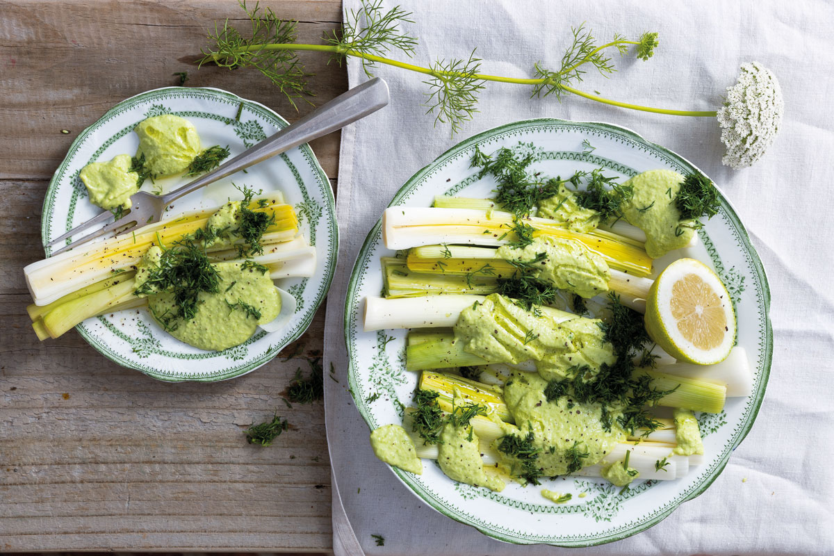Poached leeks with creamy asparagus sauce